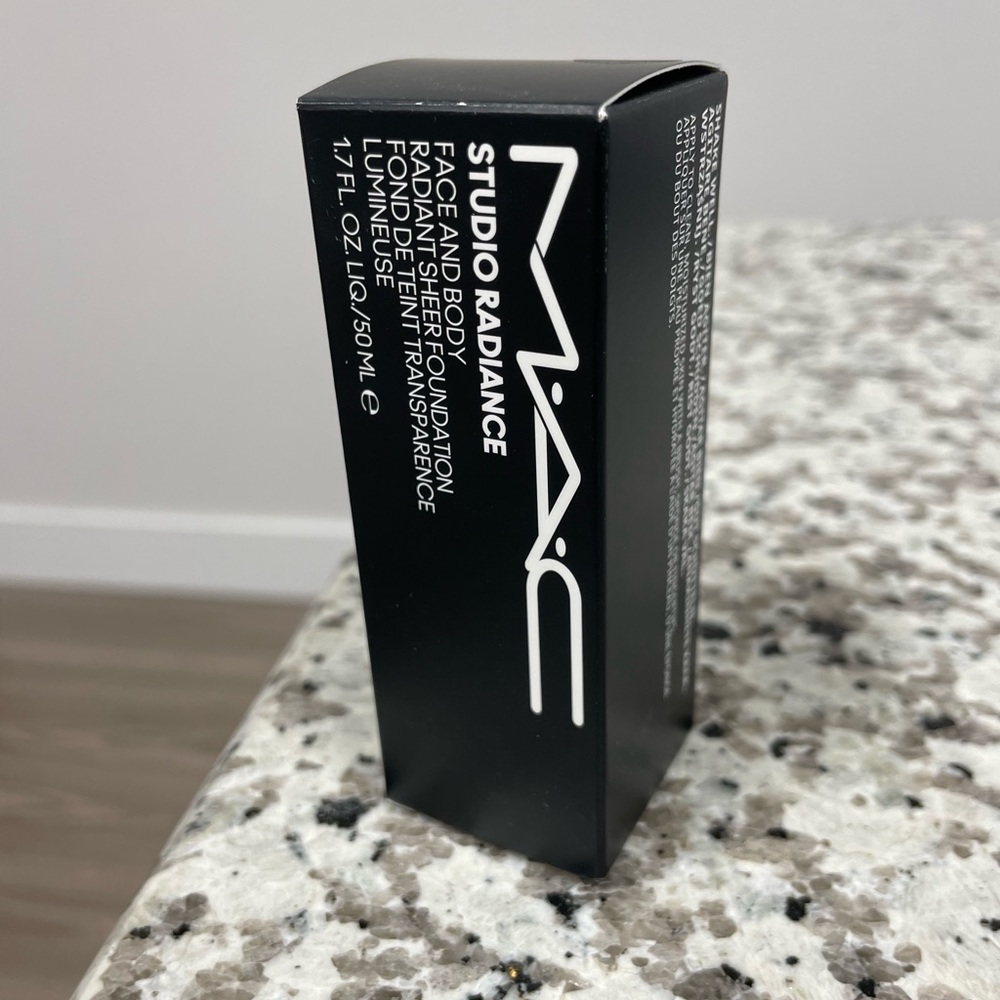 MAC Studio Radiance Face and Body Foundation C0